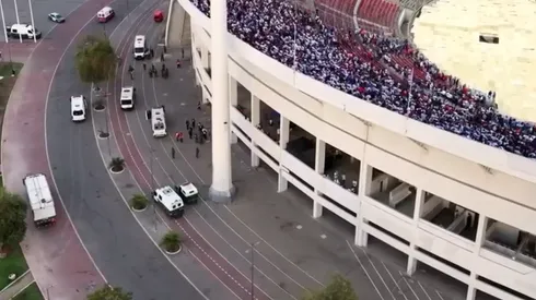 Las ambulancias llegaron hacia aquel sector del Estadio Nacional.
