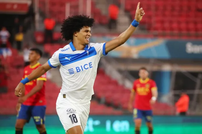 Así celebró Eduard Bello su tercer gol en la Católica. (Jonnathan Oyarzun/Photosport).