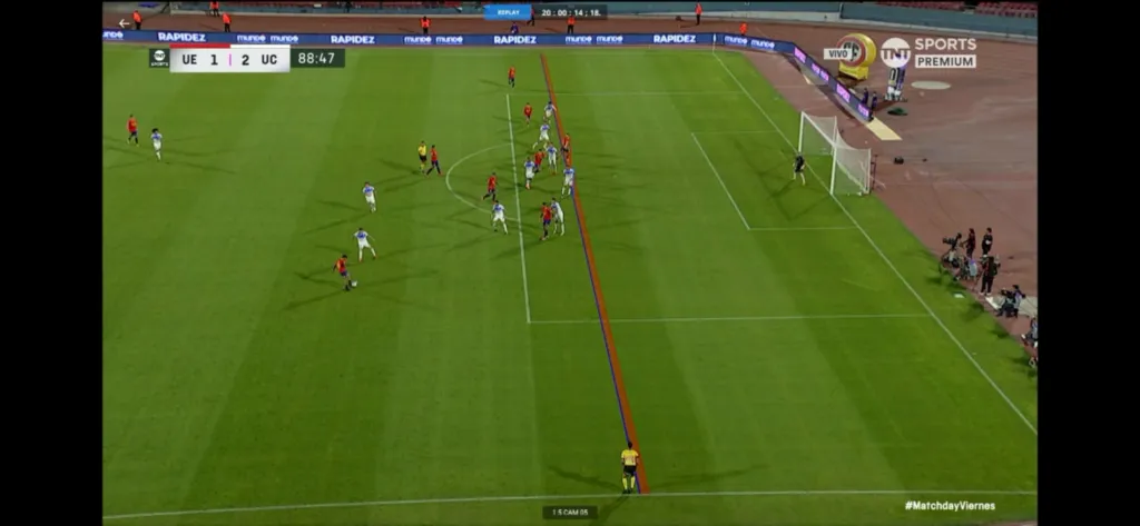 Las líneas del VAR que hicieron a Cabero invalidar el 2-2 de Unión Española. (Captura TNT Sports HD).