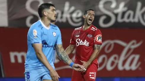Gonzalo Sosa (de rojo) y Luis Casanova en el Ñublense vs Iquique.