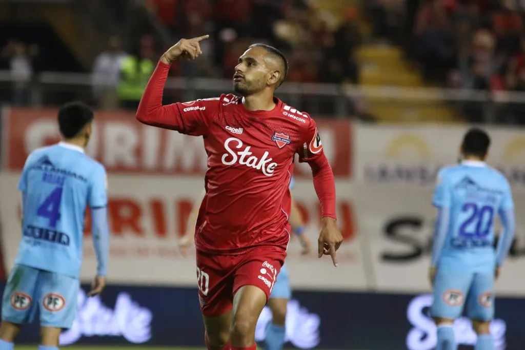 Federico Mateos celebró así su gol en Chillán. (Mauricio Ulloa/Photosport).