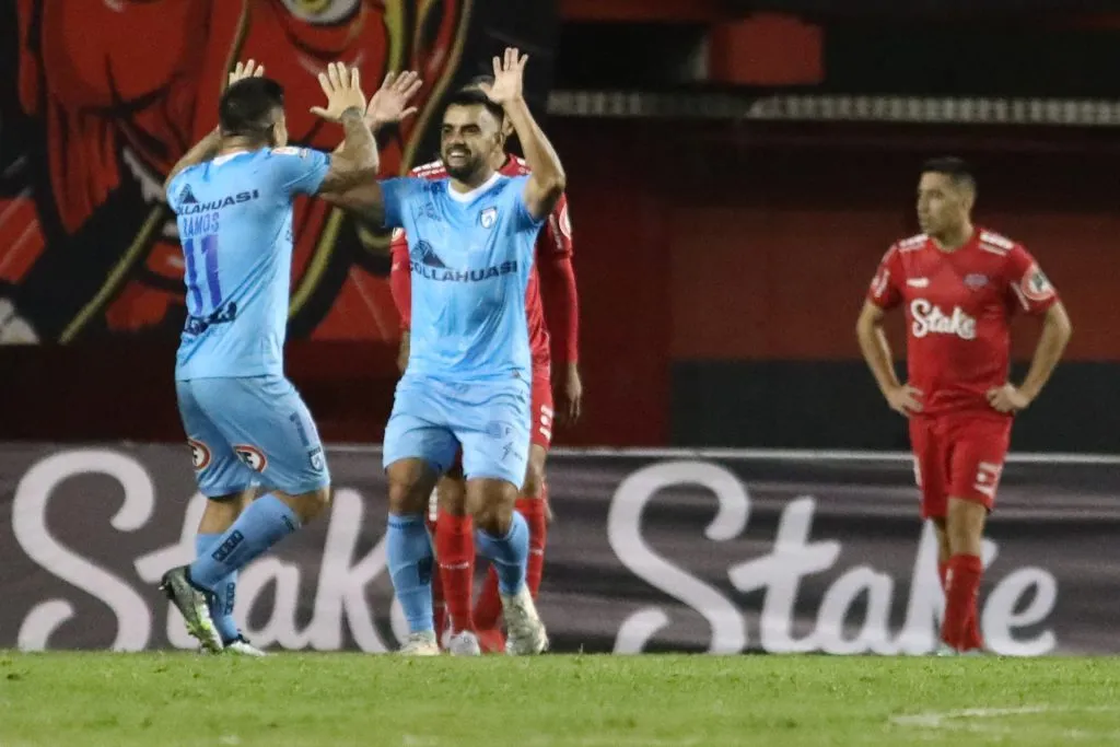 Misael Dávila festeja el 1-1 con Álvaro Ramos. (Mauricio Ulloa/Photosport).