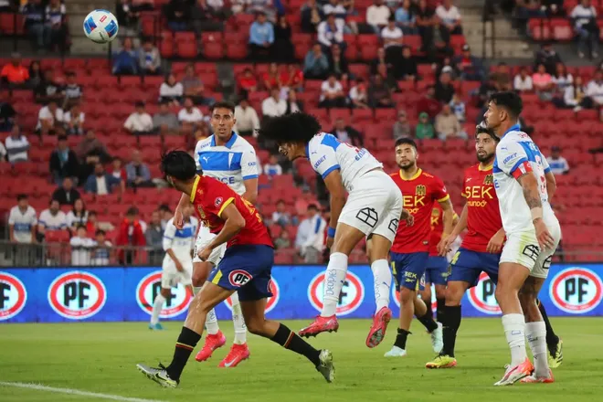 El testazo de Eduard Bello para el 2-0 parcial en el Estadio Nacional. (Jonnathan Oyarzun/Photosport).