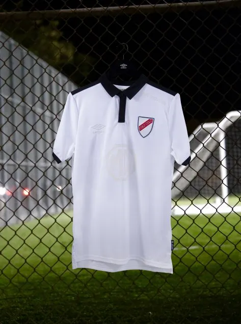 Este era la camiseta que Colo Colo debió usar durante abril del 2020. Sin embargo, el coronavirus lo evitó. 