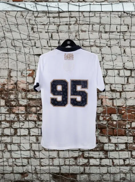 El 95 iba en la espalda de esta camiseta, esto a propósito de los 95 años de Colo Colo.