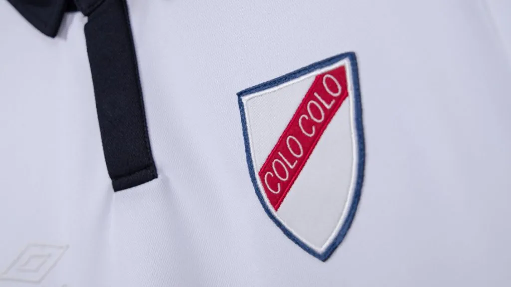 El primer escudo de Colo Colo fue rediseñado para esta nueva camiseta.