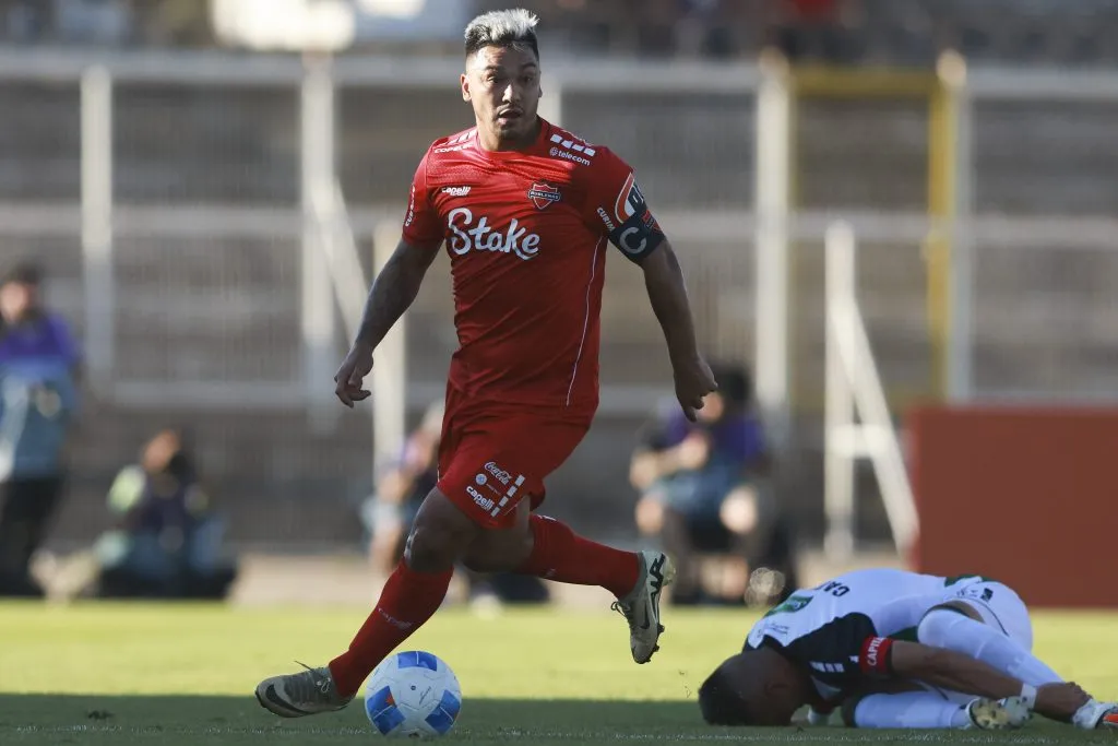 Lorenzo Reyes en acción ante Palestino en la Liga de Primera. (Felipe Zanca/Photosport).