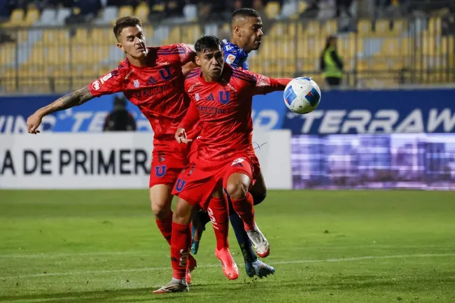 Fabián Hormazábal y Franco Calderón en la lucha ante Matías Campos López. (Andrés Piña/Photosport).