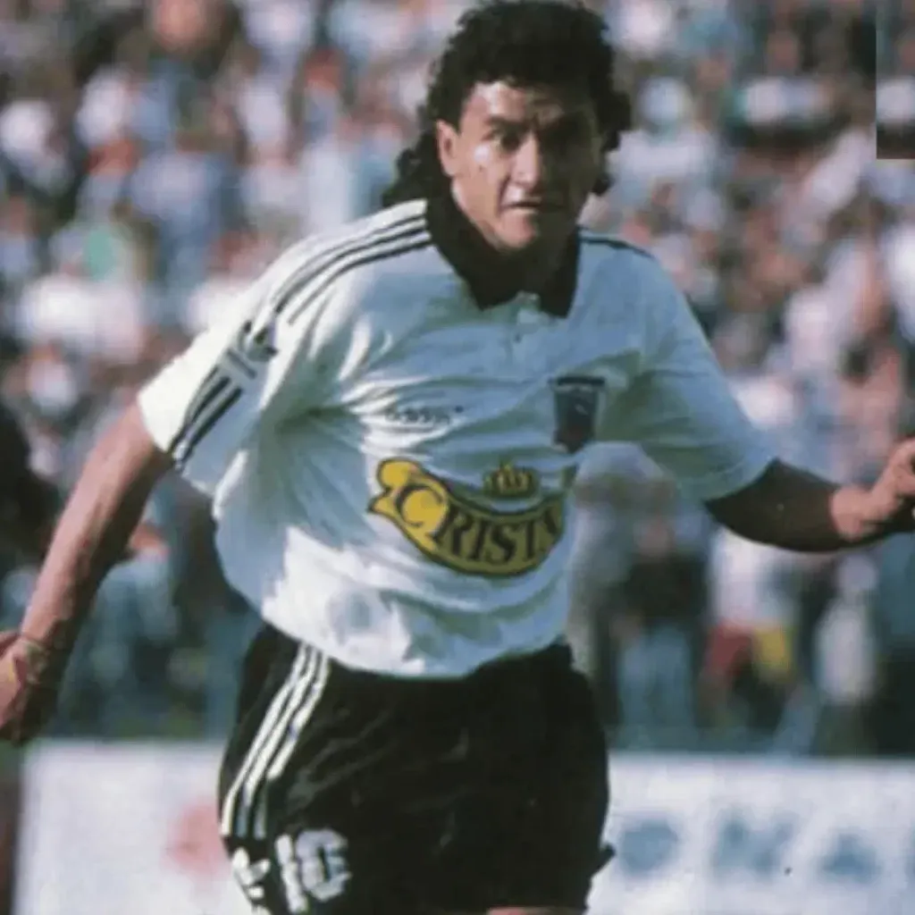 Marco Etcheverry con la camiseta de Colo Colo 1993 y el trefoil de Adidas en uno de los brazos. (Foto: Archivo)