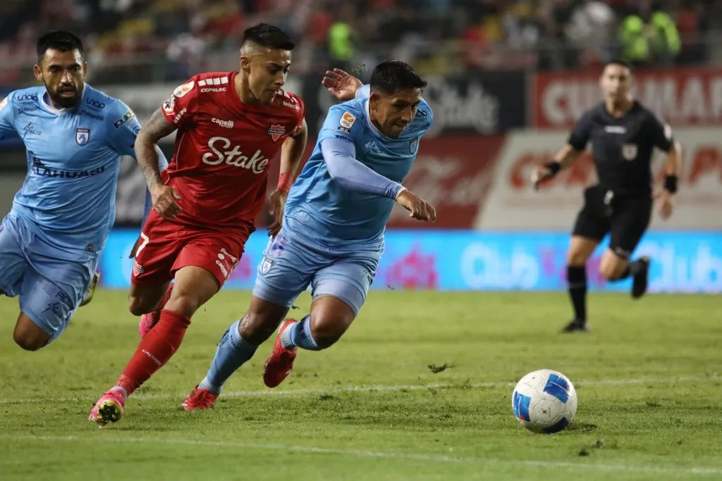 Hans Salinas en acción ante Ñublense en Chillán. (Mauricio Ulloa/Photosport).