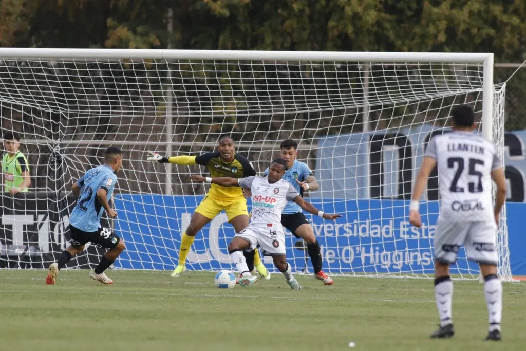 Omar Carabalí mostró un buen nivel ante el Tomate Mecánico. (Jorge Loyola/Photosport).