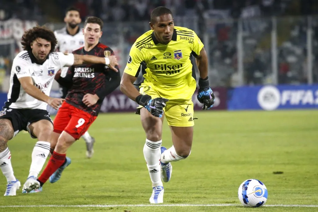 Omar Carabalí en acción ante River Plate en el Monumental. (Andres Pina/Photosport).