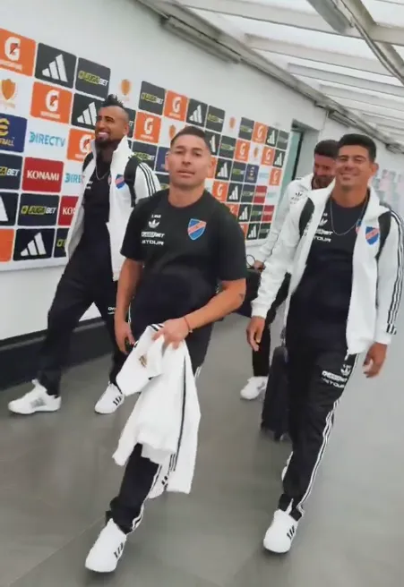 La nueva ropa de Colo Colo por el centenario: incluye poléron, polera, buzo y zapatillas. Ahora falta conocer la camiseta oficial.