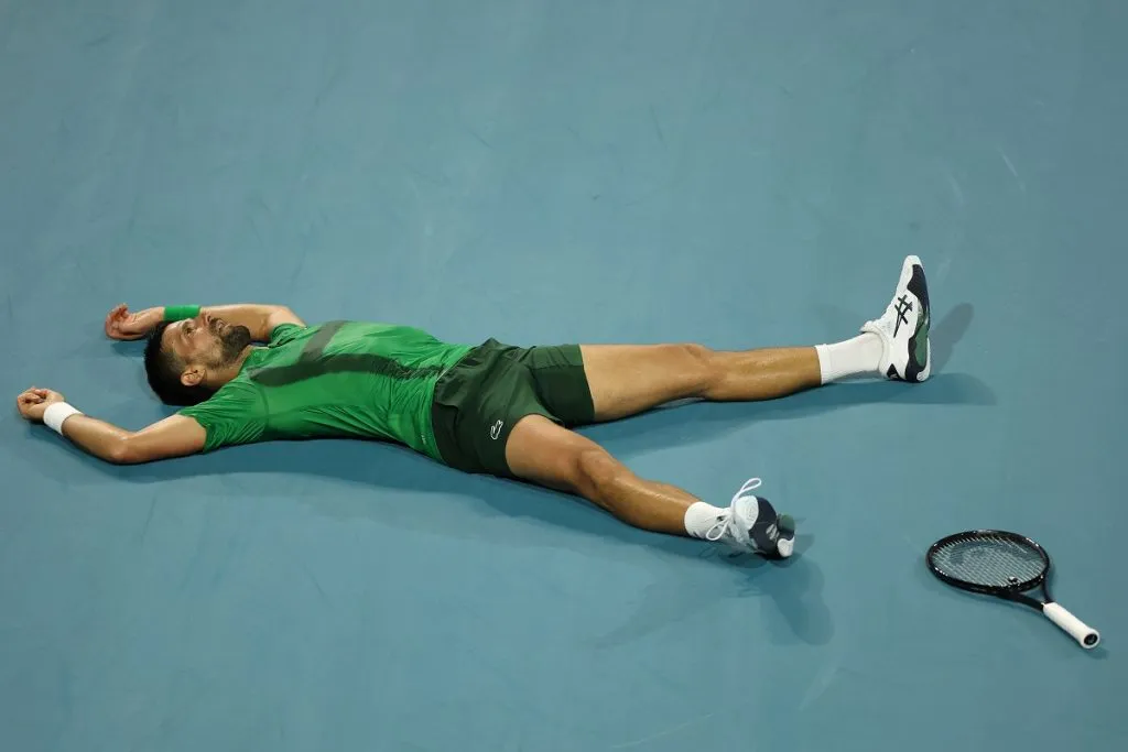 Novak Djokovic se acuesta en la cancha tras perder un punto contra Jakub Mensik en el Miami Open 2025 (Getty Images).