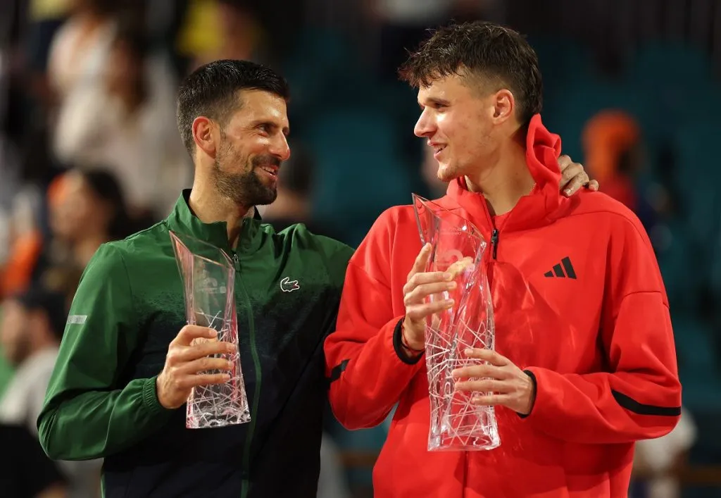 Novak Djokovic y Jakub Mensik tras la final del Miami Open 2025 (Getty Images).