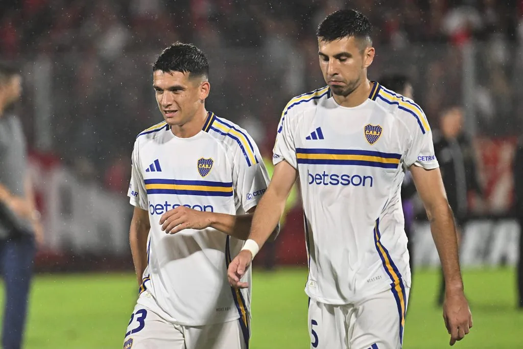 Lautaro Blanco (23) y Rodrigo Battaglia (5) en el estadio Marcelo Bielsa. (Luciano Bisbal/Getty Images).