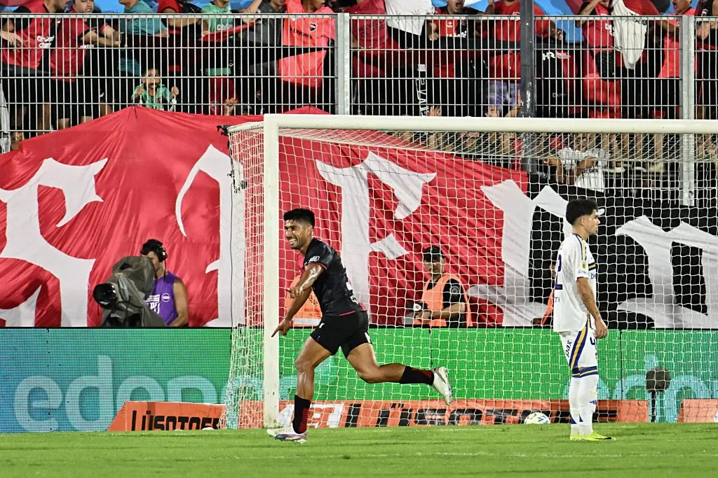 Luciano Lollo festeja el 2-0 de Newell’s ante Boca. (Luciano Bisbal/Getty Images).