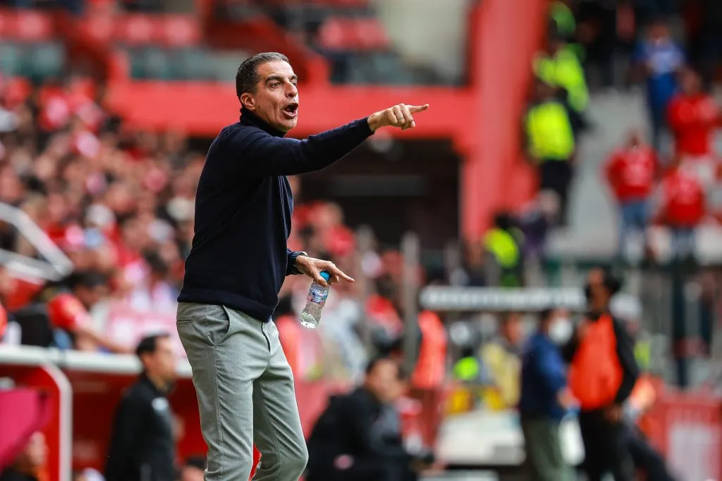 Renato Paiva lleva poco más de un mes como entrenador de Botafogo. (Manuel Velasquez/Getty Images).