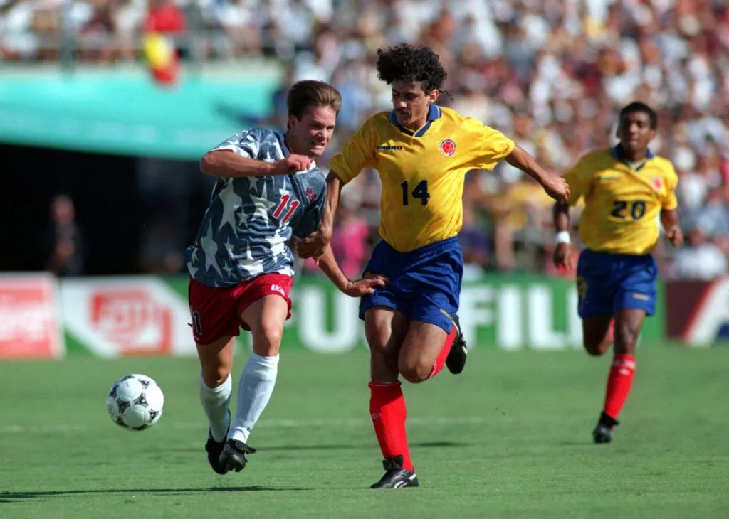 Leonel Álvarez en acción con Colombia en el Mundial de Estados Unidos 1994. (Shaun Botterill/ALLSPORT).