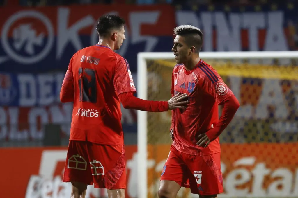 Leandro Fernández y Lucas di Yorio durante la derrota ante Everton. (Sebastian Cisternas/Photosport).
