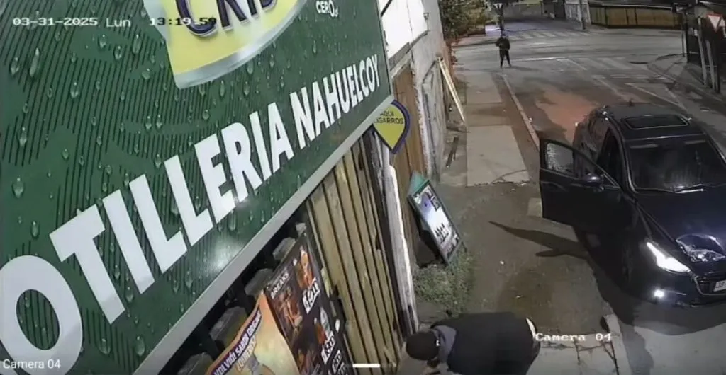 Los cumas tenían sed y querían dejar sin mercadería a Cindy Nahuelcoy. Foto: Instagram.