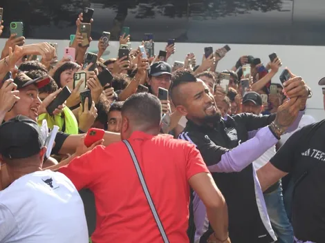 Hinchas desbordan entrenamiento de Colo Colo por Arturo Vidal