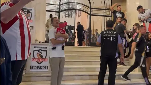 Mosa estuvo con una guagua en brazos en el banderazo de Colo Colo