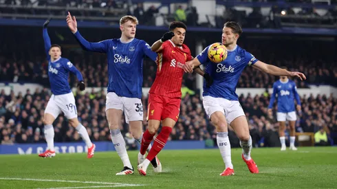Luis Díaz, Jarrad Branthwaite y James Tarkowski en el último Everton vs Liverpool en la Premier League 2024/25.