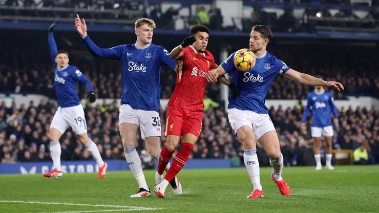 Luis Díaz, Jarrad Branthwaite y James Tarkowski en el último Everton vs Liverpool en la Premier League 2024/25.