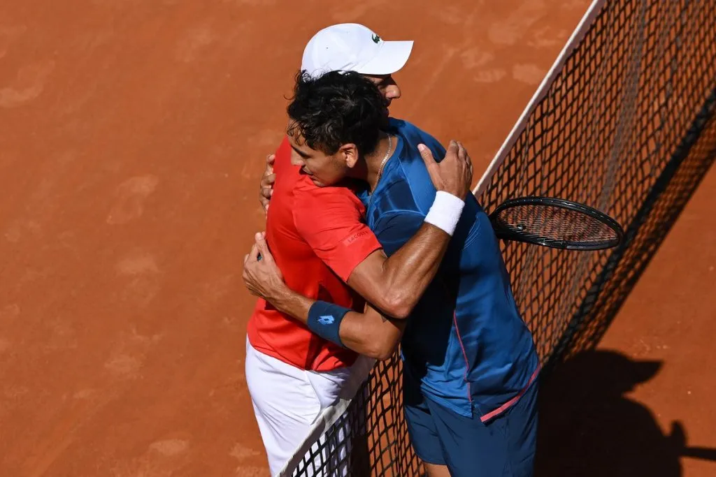 Novak Djokovic y Alejandro Tabilo se abrazan en la red tras su partido en el Masters 1000 de Roma (Getty Images).