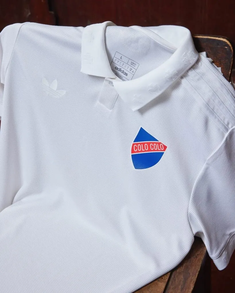 Asi es la camiseta de Colo Colo por el año del centenario