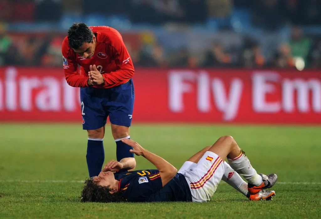 Esteban Paredes se disculpa con Carles Puyol en Sudáfrica 2010. Imagen: Photosport