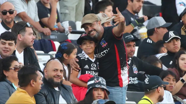 Los hinchas de Colo Colo viajaron a Colombia.