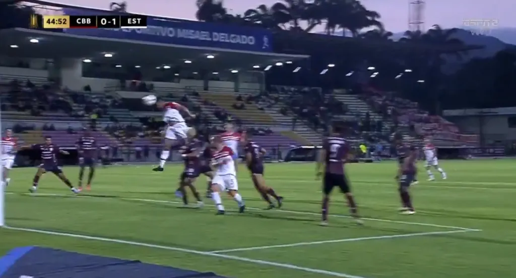 El cabezazo de Santiago Núñez. (Captura Disney+).