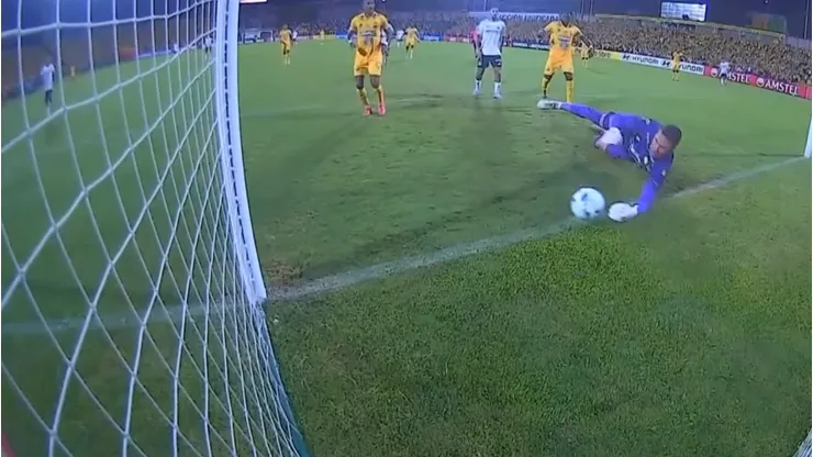 Mauricio Isla anotó el segundo gol albo.