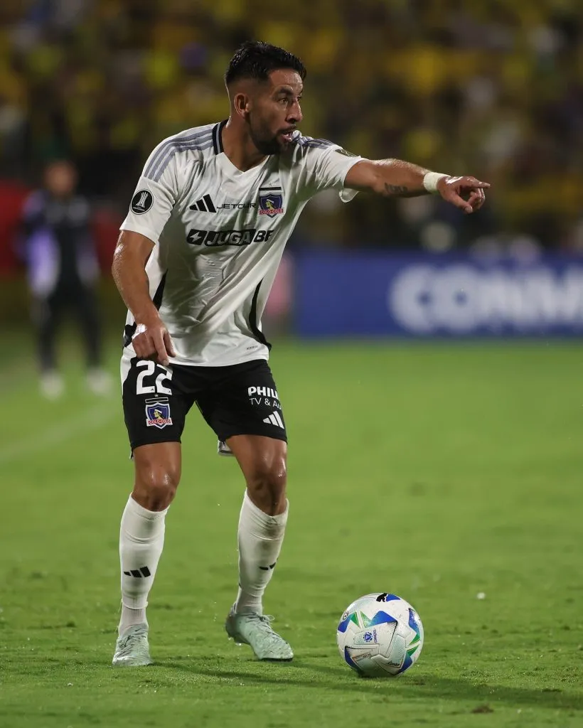 Mauricio Isla en acción ante Bucaramanga. Fue clave. (Foto: Colo Colo).