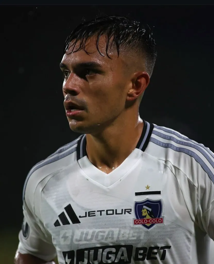 El trabajo de Vicente Pizarro para evitar el segundo gol del Bucaramanga fue apuntado por Bravo. Foto: Colo Colo.