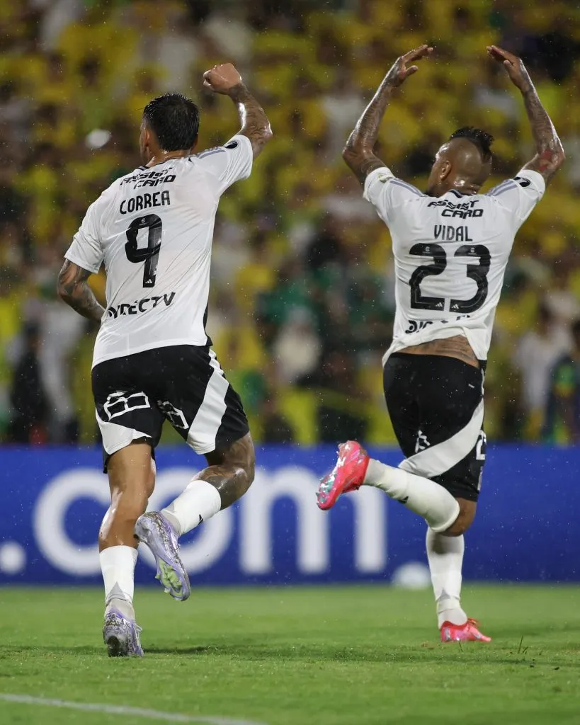 Arturo Vidal celebra el 3-3 junto a Javier Correa. (Foto: Colo Colo).