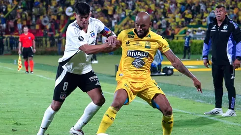 Esteban Pavez lucha por un balón ante Atlético Bucaramanga.