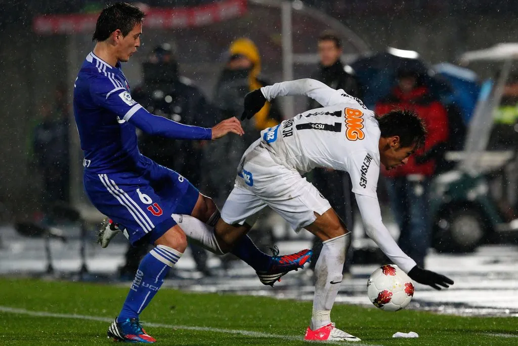 Matías Rodríguez también jugó la Recopa con la camiseta de Universidad de Chile. En la foto marca a Neymar en Santos. Foto: Marcelo Hernandez/Photosport