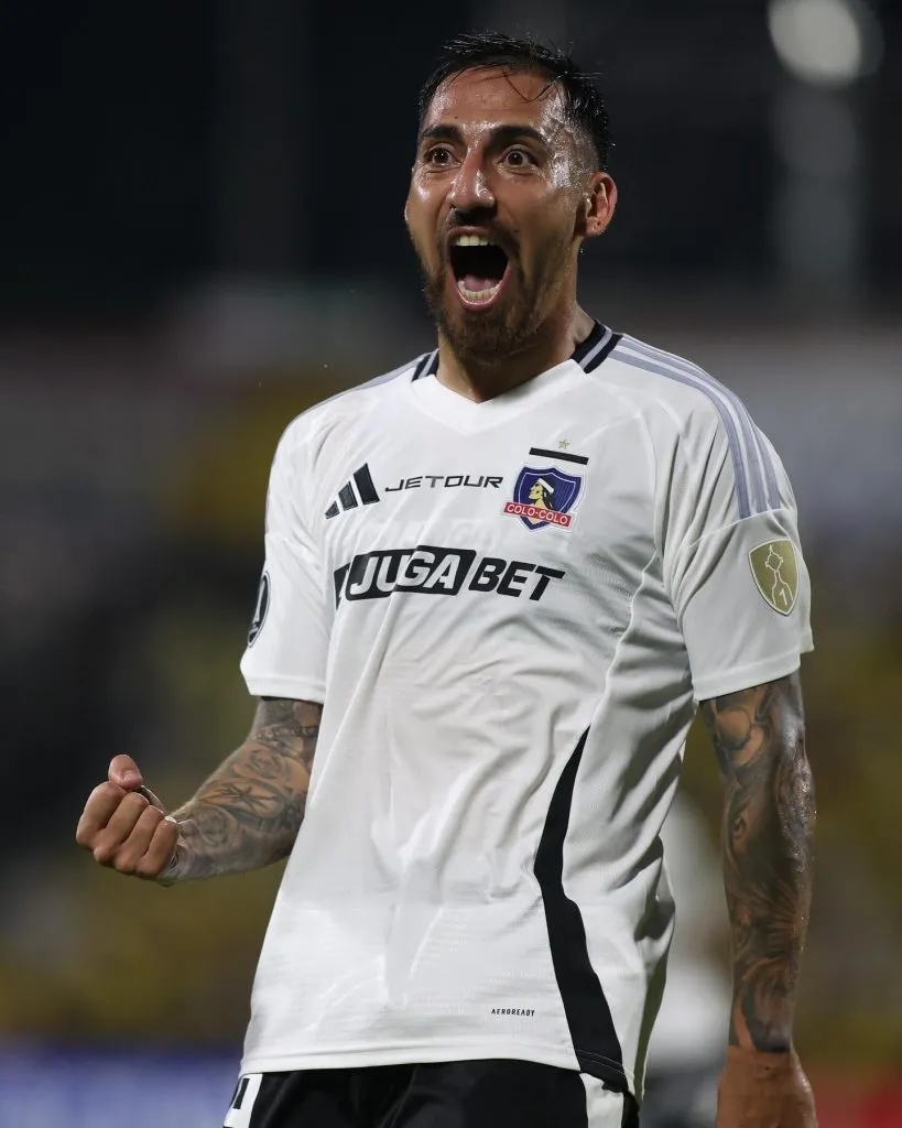 Javier Correa celebró así uno de sus goles en Colombia. (Foto: Colo Colo).