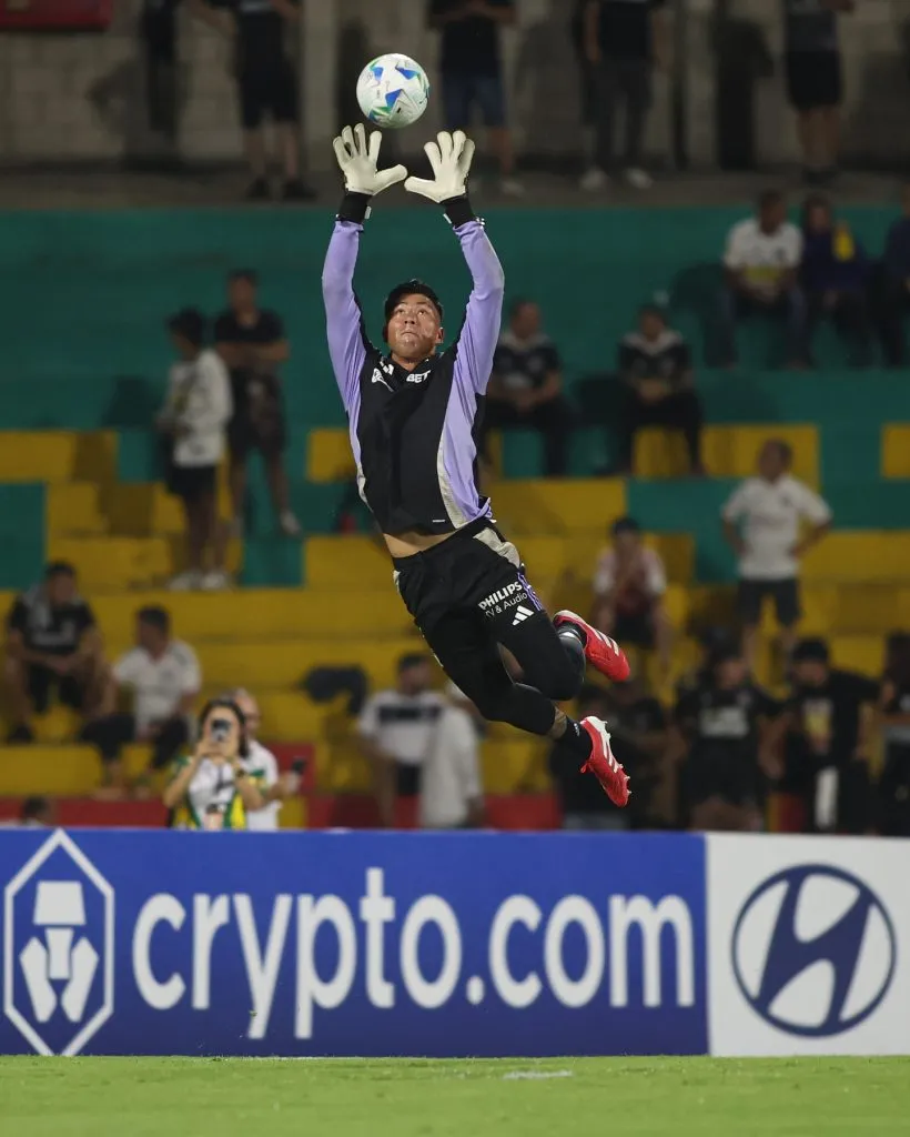 Brayan Cortés en el precalentamiento en Colombia. (Foto: Colo Colo).