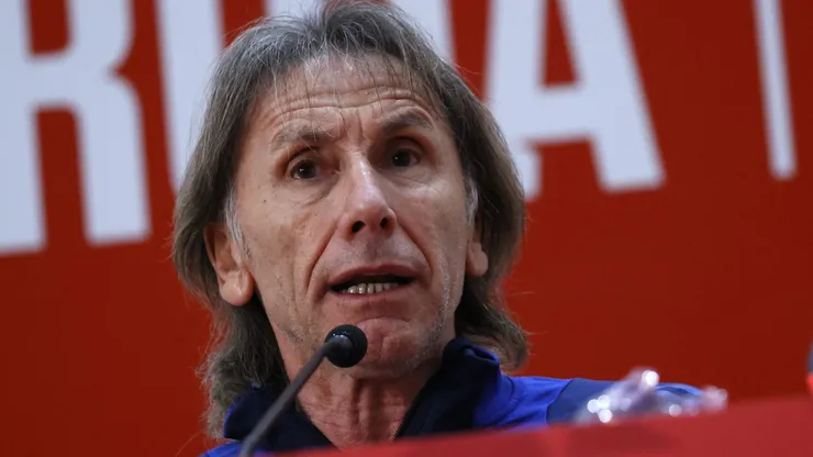 Ricardo Gareca avisó hace rato que no dejará la banca de Chile si no le pagan todo.