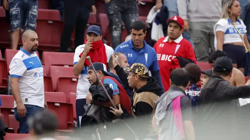 La hinchada de Católica protagonizó un feo espectáculo en el Nacional