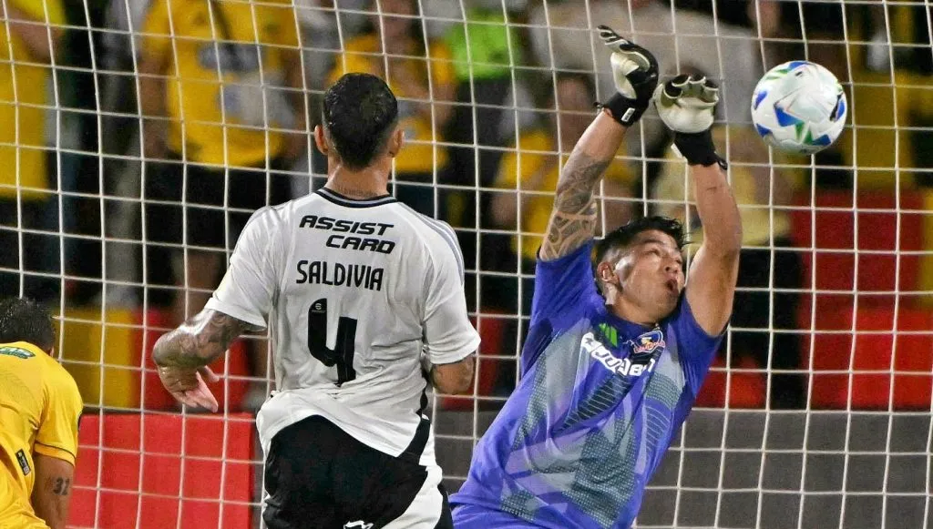 Brayan Cortés no tuvo el mejor de los partidos en el debut de Colo Colo en Copa Libertadores. | Foto: Getty Images.