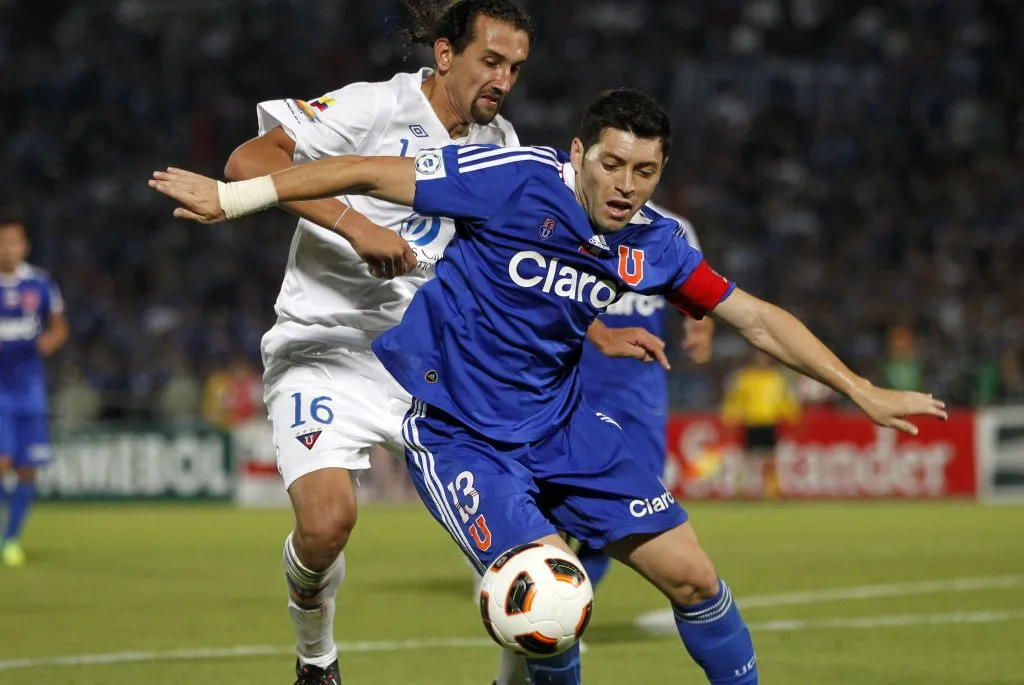 Hernán Barcos jugó para Liga de Quito la final de la Copa Sudamericana que ganó la U de Chile en 2011. (ANDRES PINA/PHOTOSPORT).