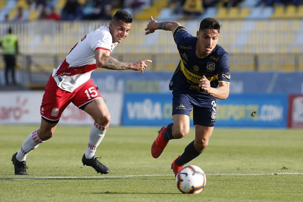 Fernando Arismendi en acción por Everton de Viña del Mar. (Raul Zamora/Photosport).