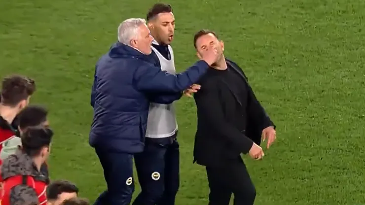 Agresión de Mou a DT rival en Turquía.