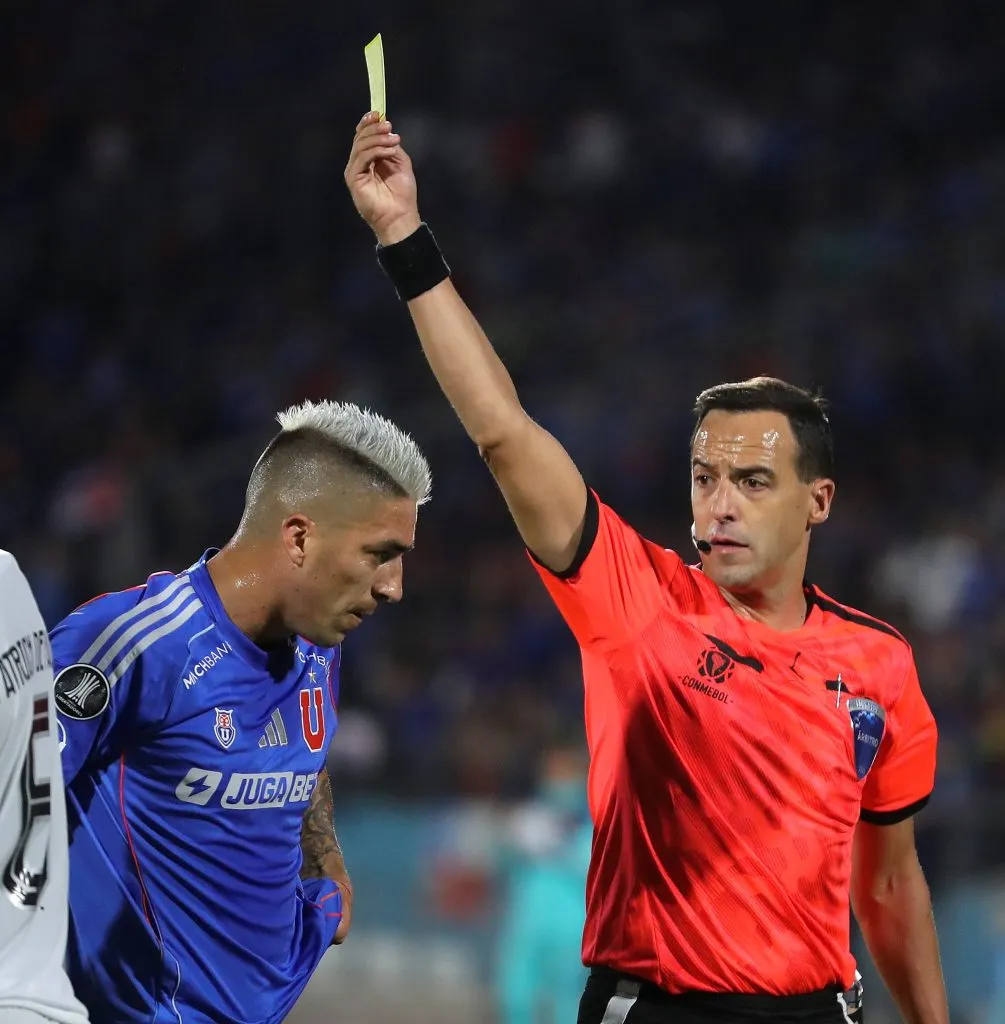 Leandro Fernández fue amonestado en el primer tiempo y luego fue sacado en la U vs Botafogo. Foto: Felipe Zanca/Photosport