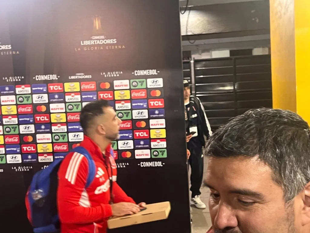 Pizzas para todos en el camarín de la U. Foto: Redgol.